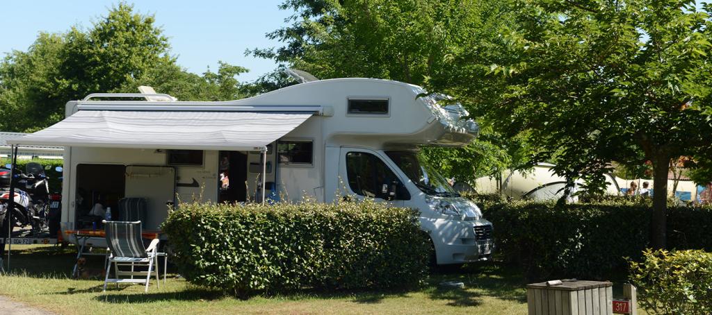 camping car au camping le Pipiou