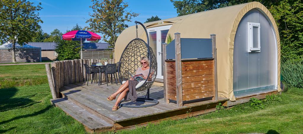 Femme sur sa terrasse au camping de Meerwijck